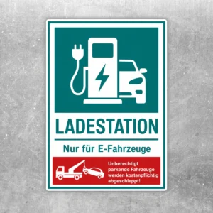 Türkis-weißer Aufkleber mit Ladestation für E-Fahrzeuge und rotem Abschlepphinweis, hochformatig dargestellt.
