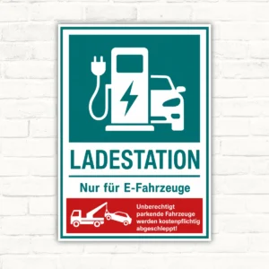 Ladestation-Schild mit Text „Nur für E-Fahrzeuge“ und rotem Abschlepphinweis für die Parkplatzkennzeichnung.