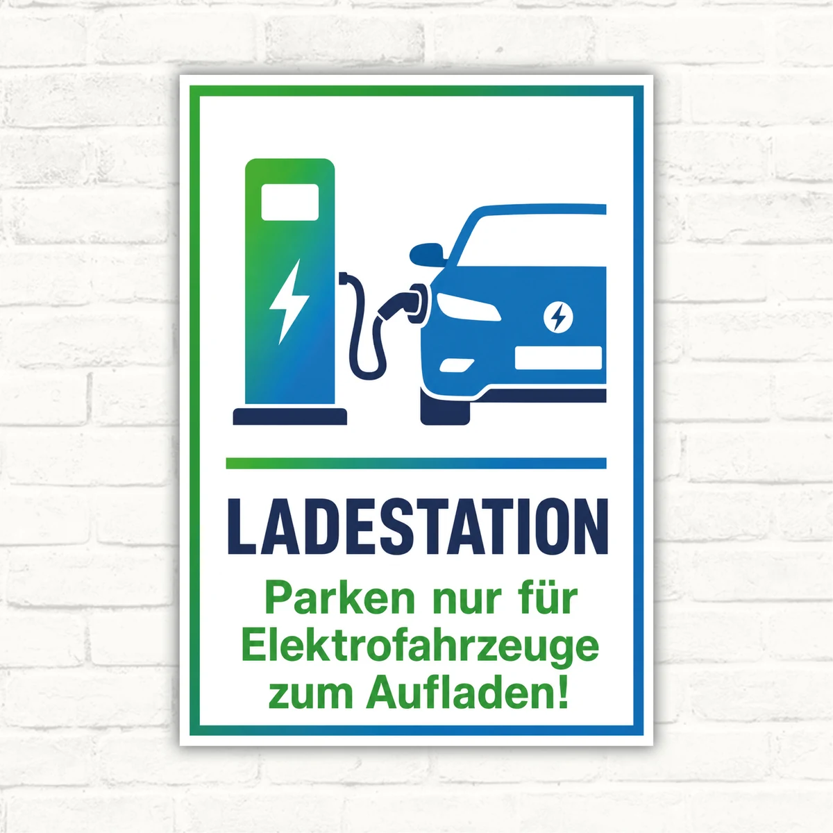 Ladestation Schild mit Auto und Ladesäule, Text „Parken nur für Elektrofahrzeuge zum Aufladen“, bedrucktes Hinweisschild.