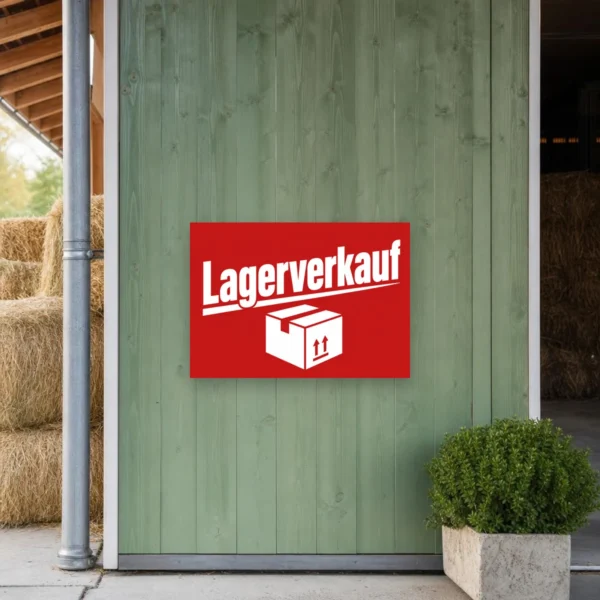 KI-generiertes Anwendungsbeispiel: Rotes Lagerverkauf Werbeschild mit weißem Schriftzug und Kartonsymbol als Verkaufsschild im Querformat.