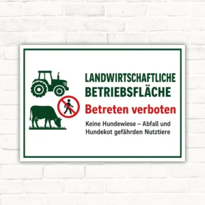 Schild mit Traktor und Kuh: Landwirtschaftliche Betriebsfläche Betreten verboten, bedrucktes Hinweisschild für Hof und Feld.