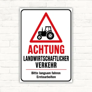 Achtung landwirtschaftlicher Verkehr Schild mit Traktor, rotem Warndreieck und Text „Bitte langsam fahren Erntearbeiten“.