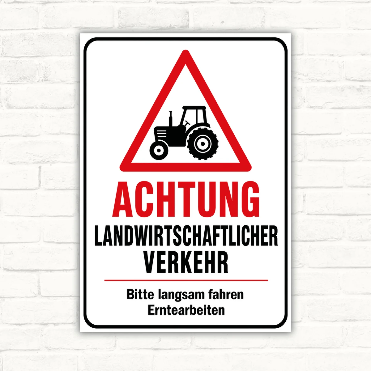 Achtung landwirtschaftlicher Verkehr Schild mit Traktor, rotem Warndreieck und Text „Bitte langsam fahren Erntearbeiten“.