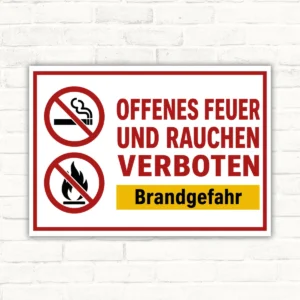 Offenes Feuer und Rauchen verboten Schild mit Brandgefahr, zwei Verbotssymbolen und roter Warnschrift als Verbotsschild.