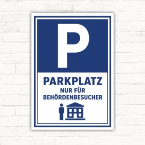 Parkplatzschild mit großem P und der Aufschrift „Parkplatz nur für Behördenbesucher“ in Blau und Weiß.
