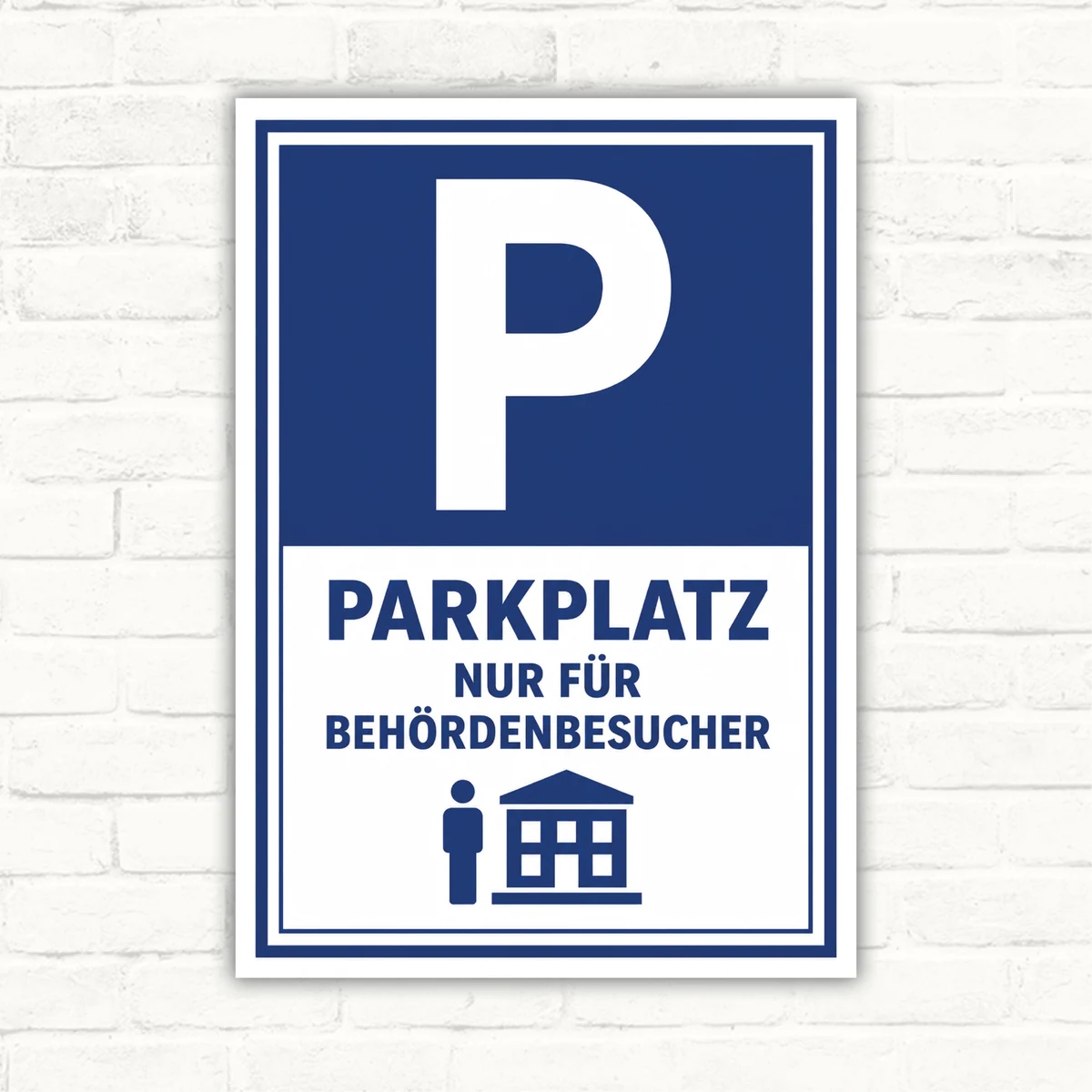 Parkplatzschild mit großem P und der Aufschrift „Parkplatz nur für Behördenbesucher“ in Blau und Weiß.