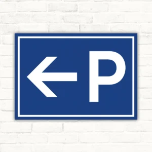 Parkplatzschild mit weißem Pfeil nach links und großem P auf blauem Hintergrund als Hinweisschild für Stellplätze.