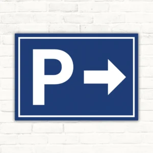 Parkplatzschild mit weißem P und Pfeil nach rechts auf blauem Grund als Hinweisschild für Parkflächen.