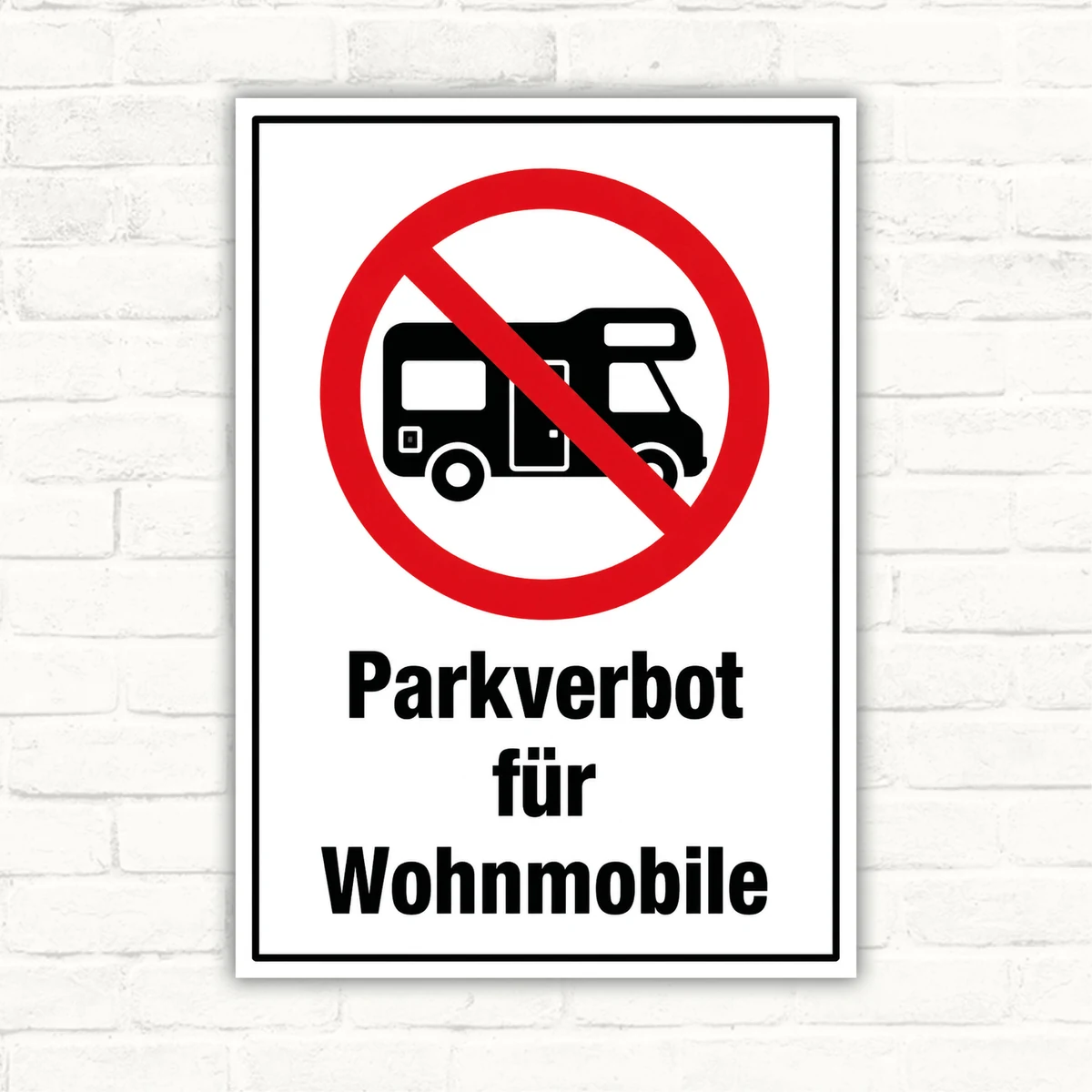 Schild mit rotem Verbotssymbol über einem Wohnmobil und dem Text „Parkverbot für Wohnmobile“ als Hinweisschild.