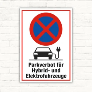 Schild mit Parkverbot für Hybrid- und Elektrofahrzeuge, rotem Kreuzsymbol und Fahrzeug mit Ladekabel als Parkverbotsschild.