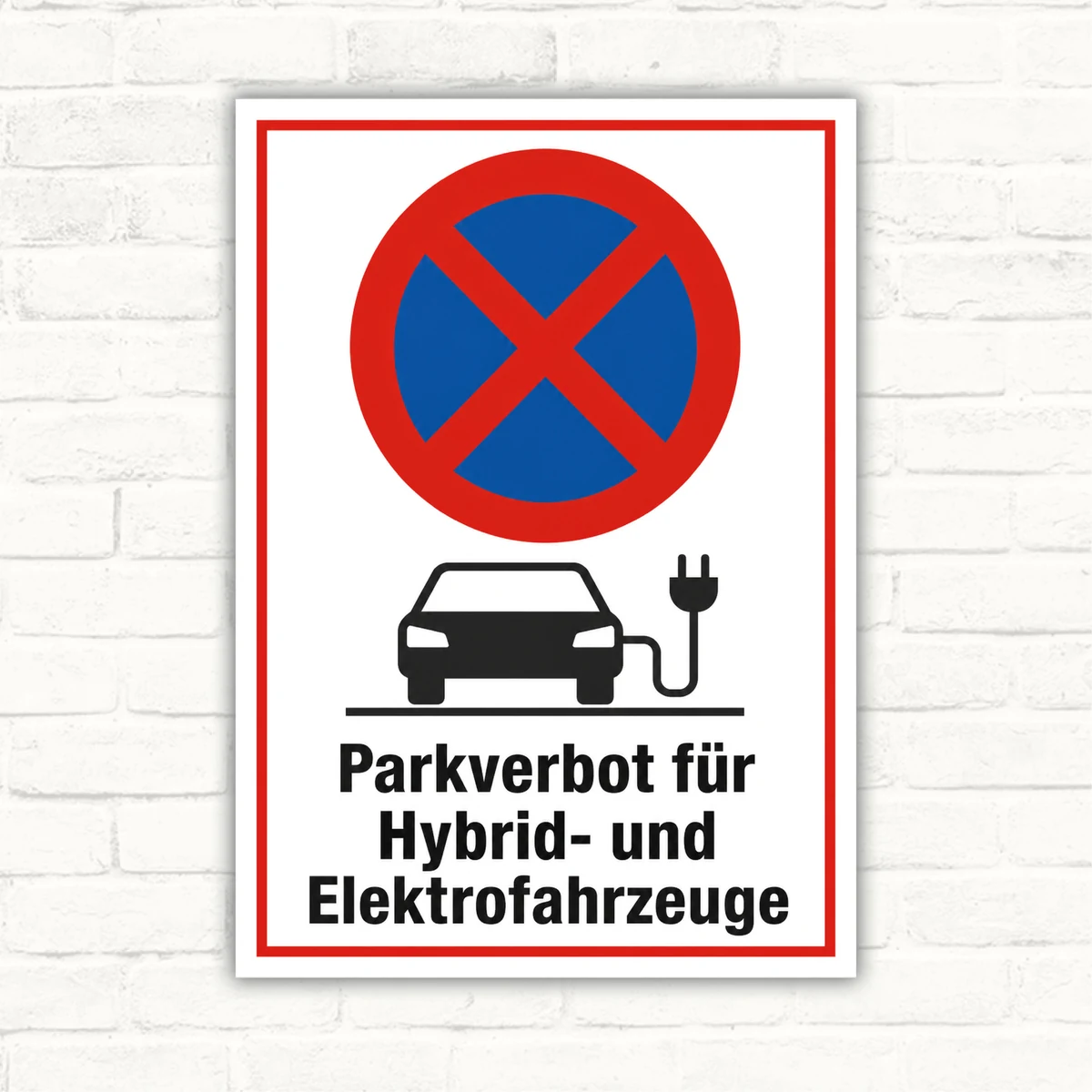 Schild mit Parkverbot für Hybrid- und Elektrofahrzeuge, rotem Kreuzsymbol und Fahrzeug mit Ladekabel als Parkverbotsschild.