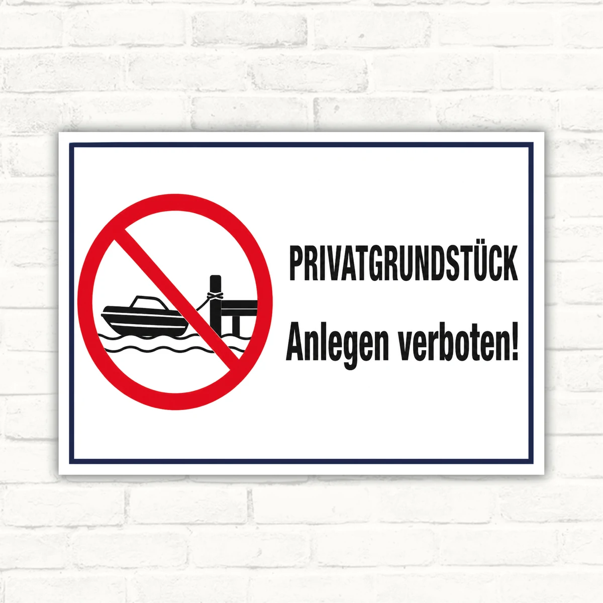 Privatgrundstück Anlegen verboten Schild mit rotem Verbotssymbol, Boot und Anlegesteg sowie dem Text „PRIVATGRUNDSTÜCK Anlegen verboten!“.
