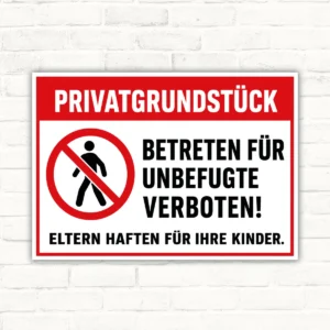 Bedrucktes Verbotsschild „Privatgrundstück betreten verboten“ mit rotem Symbol und dem Hinweis „Eltern haften für ihre Kinder“.
