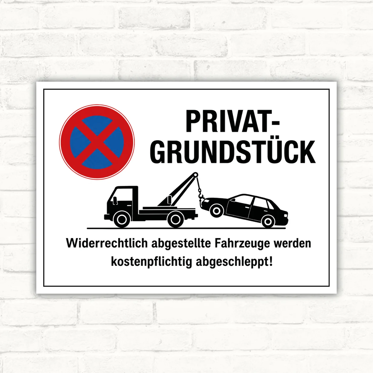 Parkverbotsschild mit Privatgrundstück-Hinweis und Abschleppwagen, Text: widerrechtlich abgestellte Fahrzeuge werden kostenpflichtig abgeschleppt.