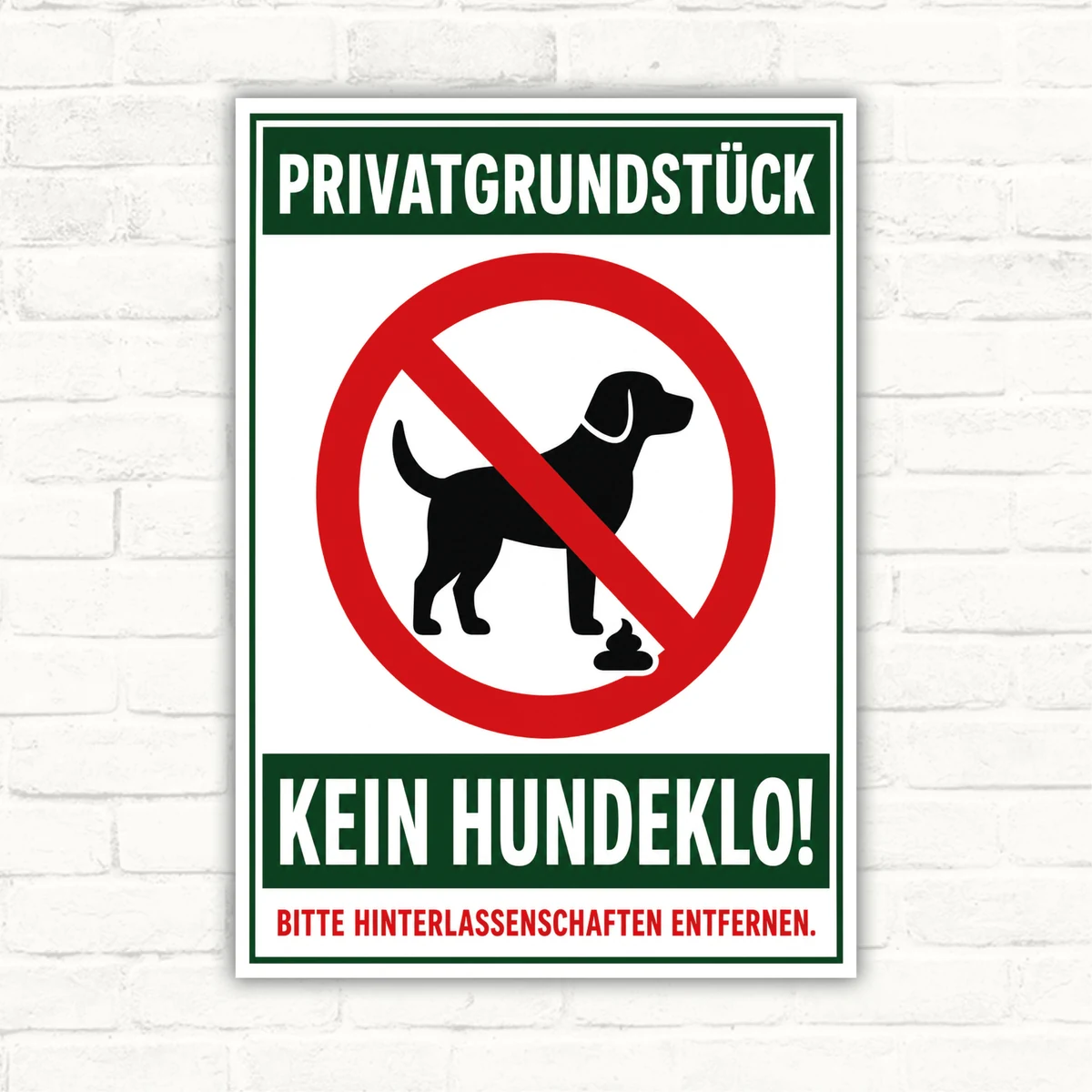 Privatgrundstück-Schild mit rotem Verbotssymbol, Hund und dem Text „Kein Hundeklo!“ als Hinweis für den Außenbereich.
