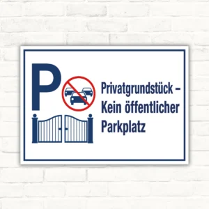 Schild mit Motiv „Privatgrundstück – Kein öffentlicher Parkplatz“: blaues P, Verbotssymbol und Tor auf weißem Hintergrund.