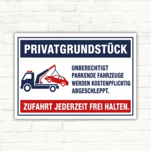 Parkverbotsschild mit Abschleppwagen: Privatgrundstück, unberechtigt parkende Fahrzeuge werden kostenpflichtig abgeschleppt.