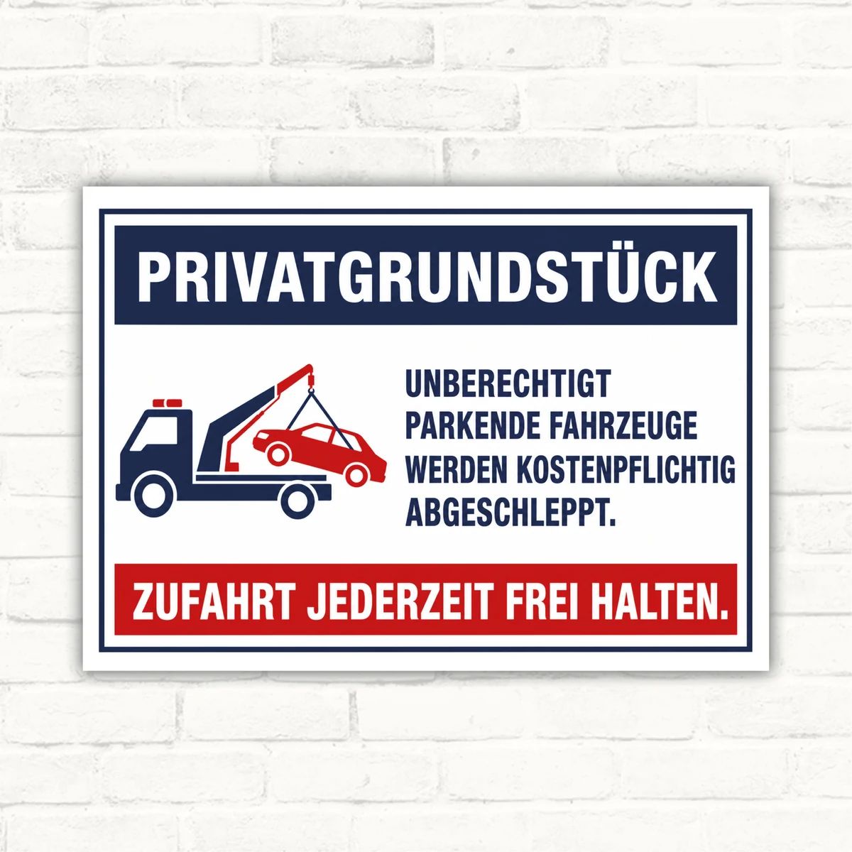Parkverbotsschild mit Abschleppwagen: Privatgrundstück, unberechtigt parkende Fahrzeuge werden kostenpflichtig abgeschleppt.