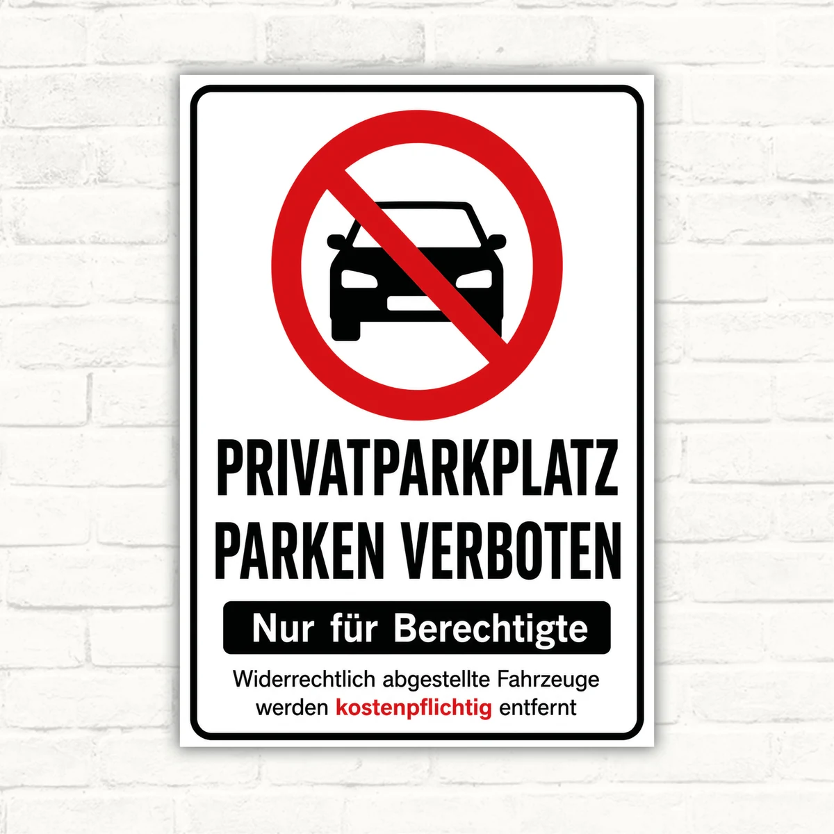Privatparkplatz parken verboten Schild mit rotem Verbotssymbol, nur für Berechtigte und Hinweis auf kostenpflichtige Entfernung.