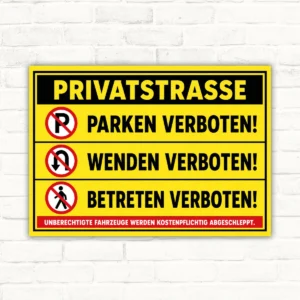 Privatstraße-Schild mit gelbem Hintergrund, den Hinweisen Parken verboten, Wenden verboten und Betreten verboten als bedrucktes Verbotsschild.