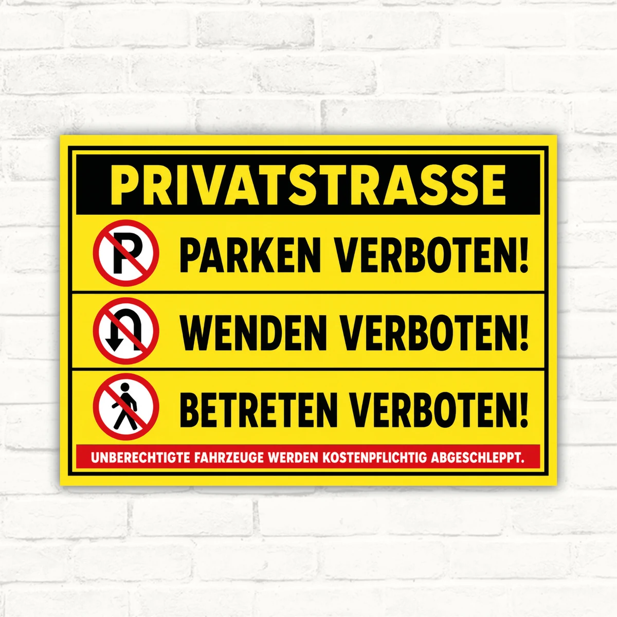 Privatstraße-Schild mit gelbem Hintergrund, den Hinweisen Parken verboten, Wenden verboten und Betreten verboten als bedrucktes Verbotsschild.