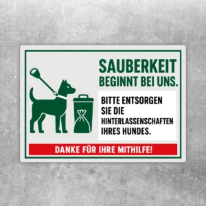 Hundeaufkleber Aufkleber mit grünem Hund, Kotbeutel und klarer Bitte zur Entsorgung von Hinterlassenschaften.