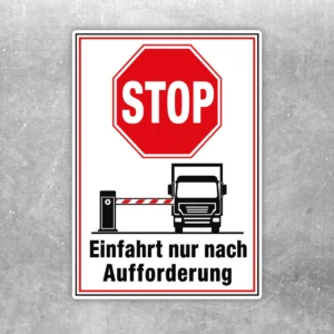 STOP Einfahrt nur nach Aufforderung Aufkleber mit rotem Stoppschild und Lkw vor einer Schranke auf weißem Hintergrund.
