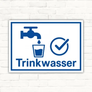Trinkwasser Schild mit Wasserhahn, Glas und Häkchen sowie dem Schriftzug „Trinkwasser“ als blaues Hinweisschild.