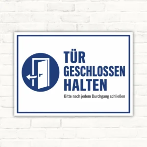 Hinweisschild mit Türsymbol und dem Text „Tür geschlossen halten“ sowie Zusatz „Bitte nach jedem Durchgang schließen“.