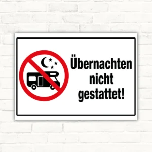 Übernachten nicht gestattet Schild mit Wohnmobil-Symbol und rotem Verbotsschild, bedrucktes Hinweisschild aus Aluminium-Verbundplatte.