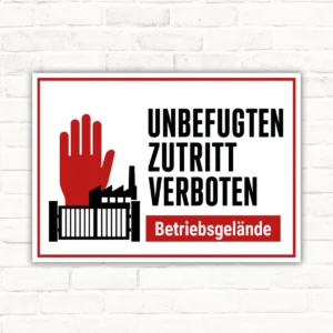 Schild mit Aufdruck „Unbefugten Zutritt verboten – Betriebsgelände“ und rotem Handmotiv als Verbotsschild.