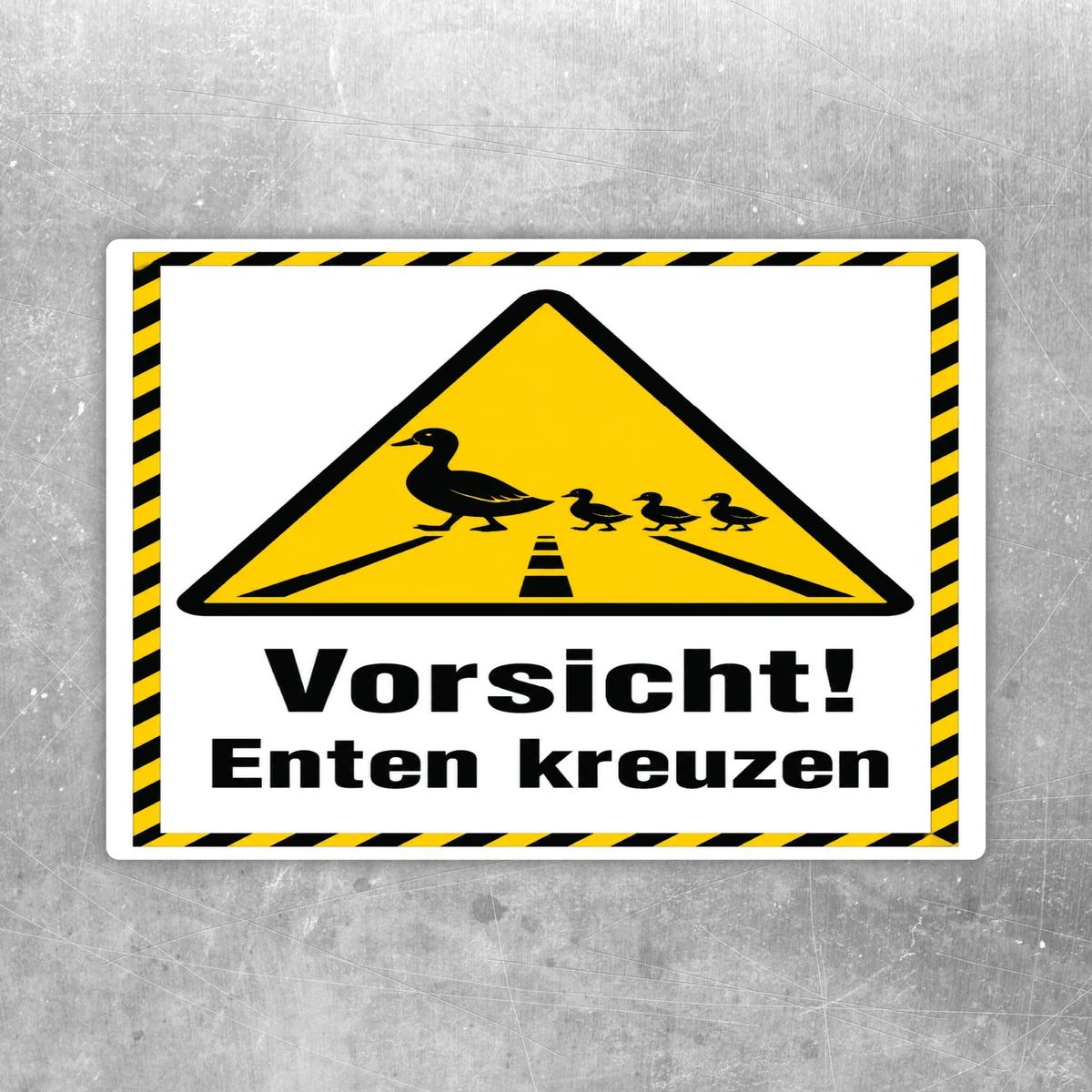 Warnaufkleber Vorsicht! Enten kreuzen in Gelb, Schwarz und Weiß als Hochformat-Aufkleber für Außenbereiche.