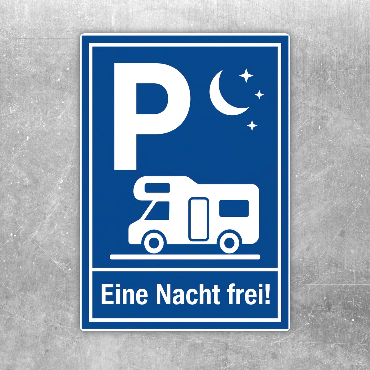 Blauer Wohnmobil Parkplatz Aufkleber mit Mond, Sternen und dem Hinweis „Eine Nacht frei!“ in Hochformat.