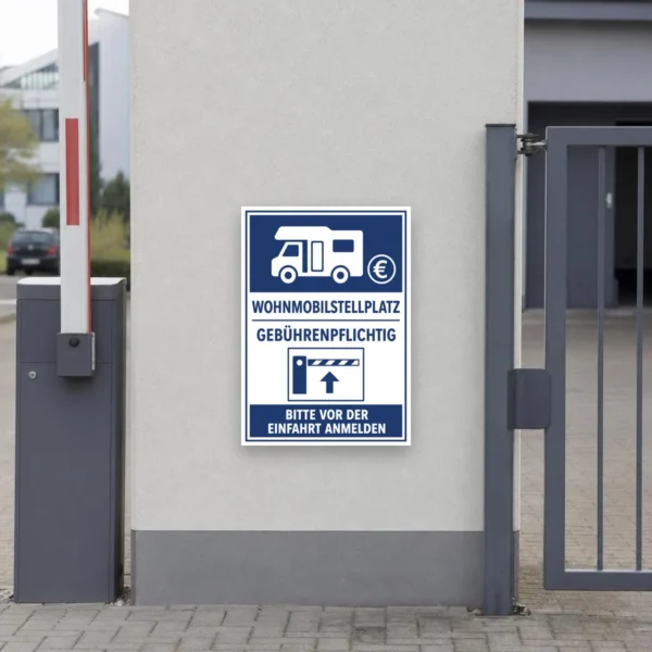KI-generiertes Anwendungsbeispiel: Wohnmobilstellplatz gebührenpflichtig Schild mit Wohnmobil-Symbol und dem Hinweis „Bitte vor der Einfahrt anmelden“ an der Zufahrt.