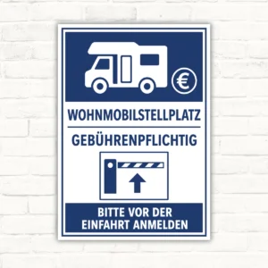 Wohnmobilstellplatz gebührenpflichtig Schild mit Wohnmobil-Symbol und dem Hinweis „Bitte vor der Einfahrt anmelden“.