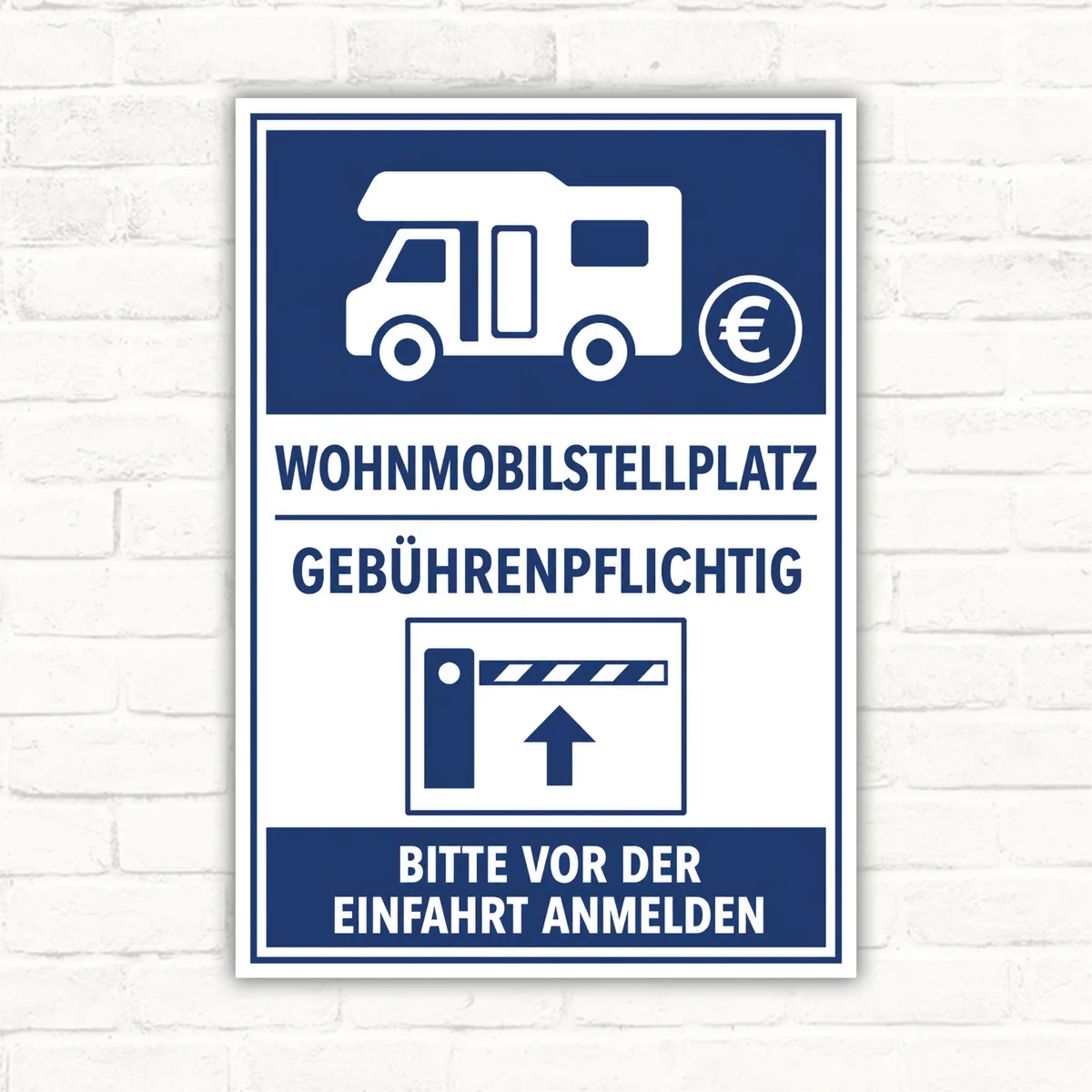 Wohnmobilstellplatz gebührenpflichtig Schild mit Wohnmobil-Symbol und dem Hinweis „Bitte vor der Einfahrt anmelden“.