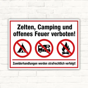 Verbotsschild mit der Aufschrift „Zelten, Camping und offenes Feuer verboten!“ mit drei roten Piktogrammen auf weißem Hintergrund.