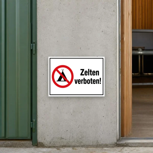 KI-generiertes Anwendungsbeispiel: Querformat-Verbotsschild mit rotem Zeltsymbol und Text „Zelten verboten!“ für einen Grundstückseingang.