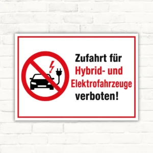 Schild mit rotem Verbotssymbol und Text „Zufahrt für Hybrid- und Elektrofahrzeuge verboten“ als Querformat.