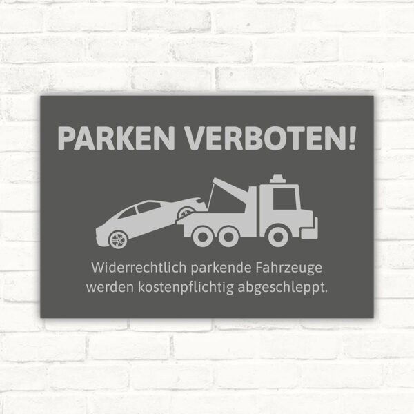 Graues Parken-verboten-Schild mit Abschleppsymbol