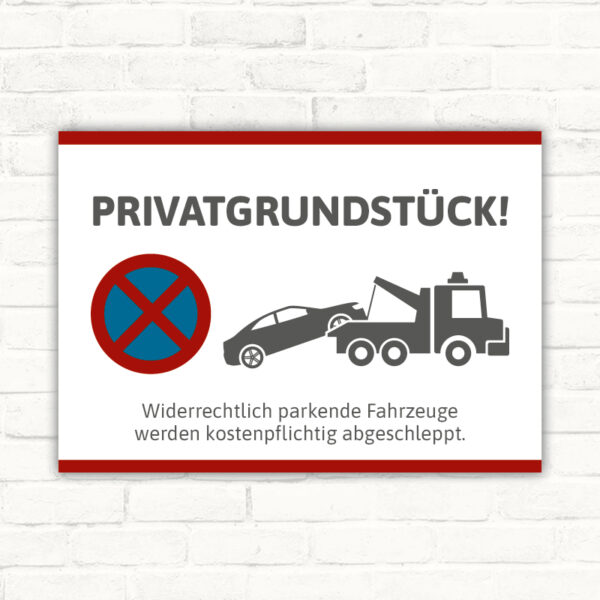 Privatparkplatz-Schild mit Abschleppsymbol