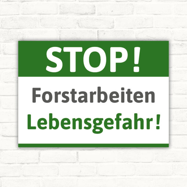 Grünes Schild „Stop Forstarbeiten – Lebensgefahr“