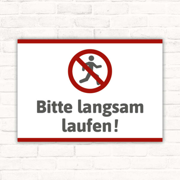 Schild Bitte langsam laufen
