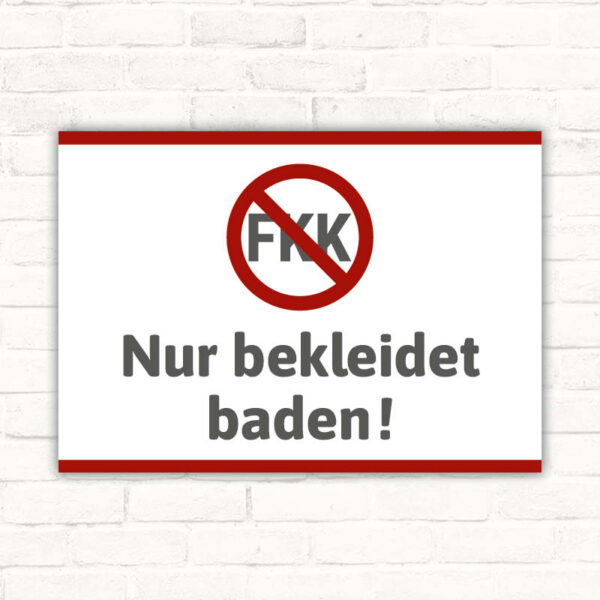 Schild Nur bekleidet baden
