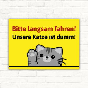 Bitte langsam fahren! Unsere Katze ist dumm!