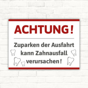 Schild Zuparken der Ausfahrt kann Zahnausfall verursachen