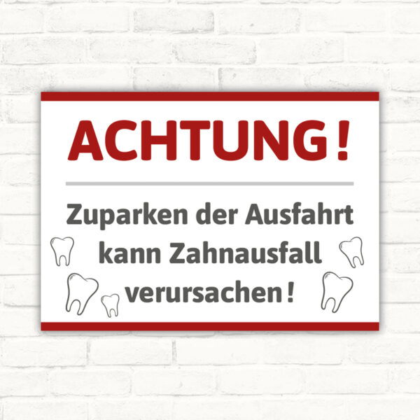 Schild Zuparken der Ausfahrt kann Zahnausfall verursachen