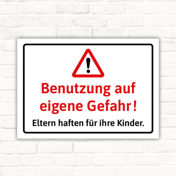 Schild Benutzung auf eigene Gefahr - Eltern haften für ihre Kinder