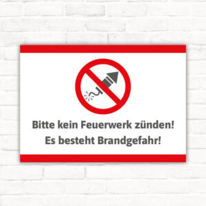 Schild Bitte kein Feuerwerk zünden. Es besteht Brandgefahr!