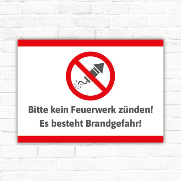 Schild Bitte kein Feuerwerk zünden. Es besteht Brandgefahr!